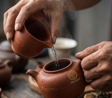 Cận cảnh trà đạo đôi bàn tay nghệ nhân đang tỉ mỉ rót nước